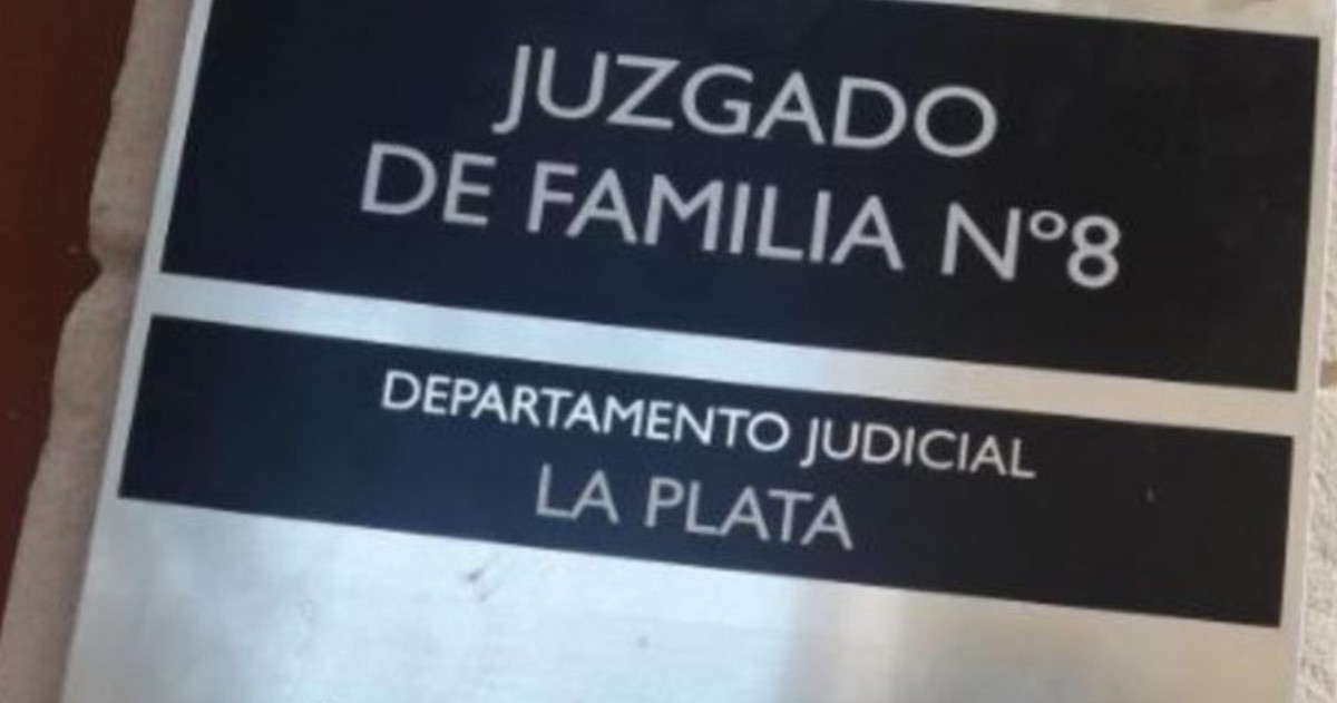 El juzgado que dispuso la medida a favor del agresor es el Juzgado de Familia N° 8 de La Plata, a cargo del doctor Mauro Cerdá.