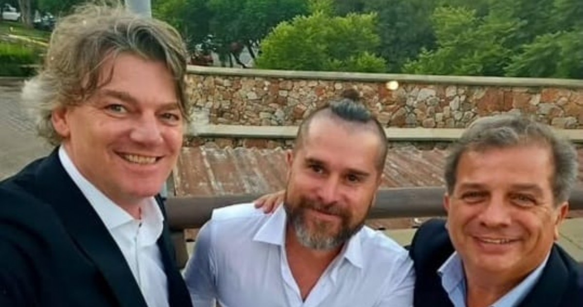 El dirigente libertario de Tigre, José De los Ríos, en el medio.