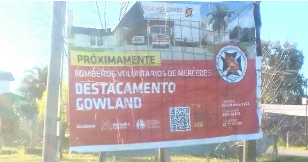 El cartel oficial que anunciaba la obra terminó destruido por el abandono.