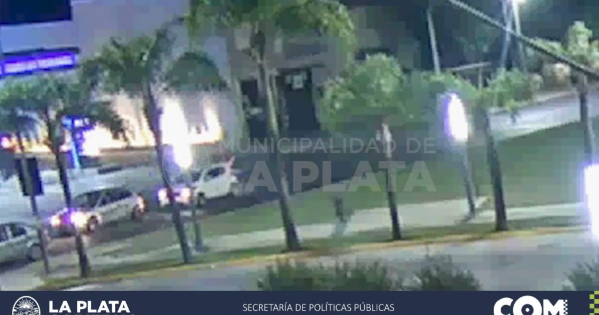 Las imágenes de una de las cámaras de seguridad del Centro de Operaciones y Monitoreo (COM) de la Comuna, situada en el lugar, muestran el momento exacto.