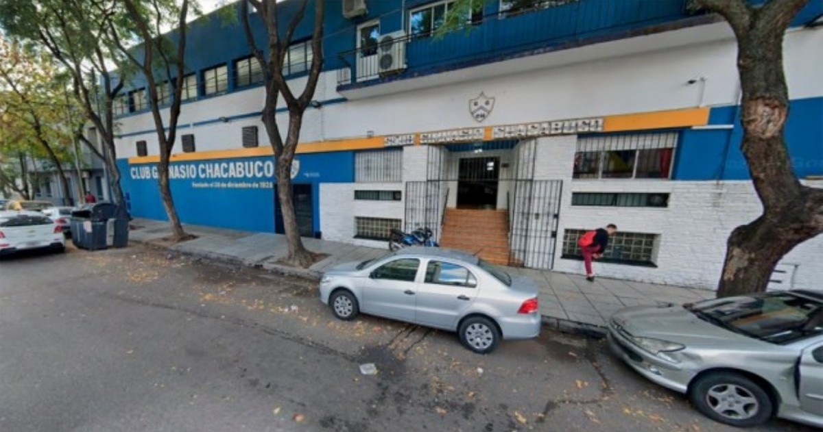 Un joven que trabajó un día como ayudante de cocina de un club del barrio porteño de Parque Chacabuco quedó registrado por las cámaras de seguridad del lugar cuando ingresó 48 horas después.