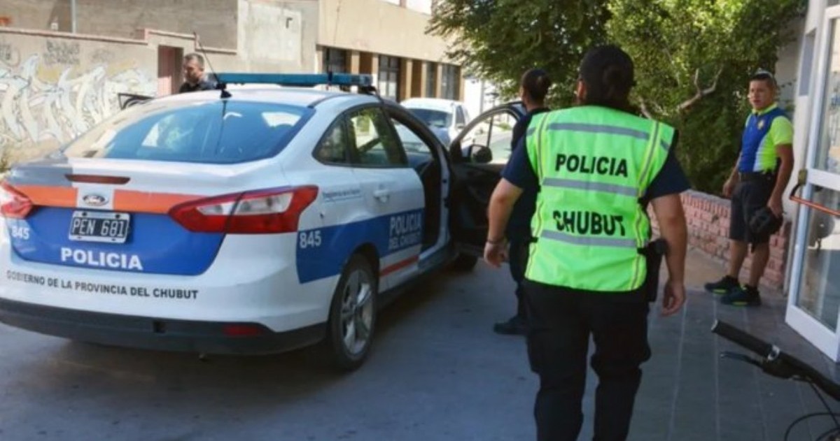 Una jubilada de 69 años vivió un hecho insólito al ser demorada por la policía de Trelew, que confundió un arma de fuego con un holter de presión.