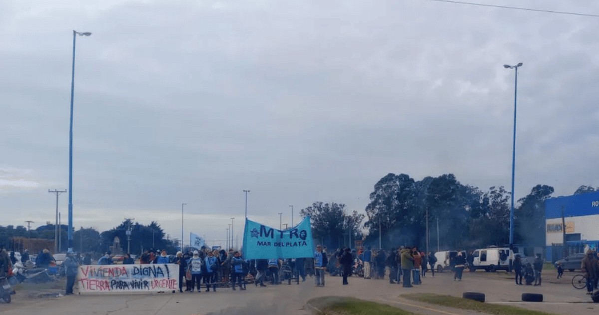 El motivo de la denuncia es que el hecho pone en peligro el orden social, la seguridad del tránsito y los medios de transporte en la intersección de avenida Pedro Luro e Hipólito Yrigoyen.