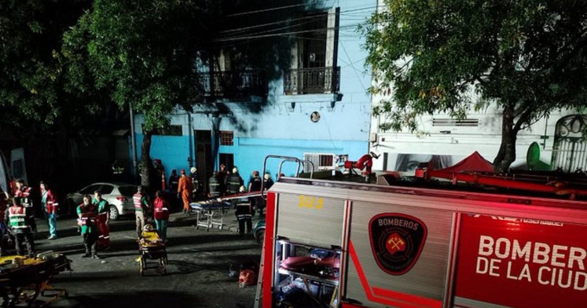 Personal de Bomberos de la Ciudad y de la División K9, la brigada de perros de la Policía porteña recibieron la aprobación de la Guardia de Auxilio, que durante la madrugada había advertido sobre el peligro de más derrumbes en el lugar.