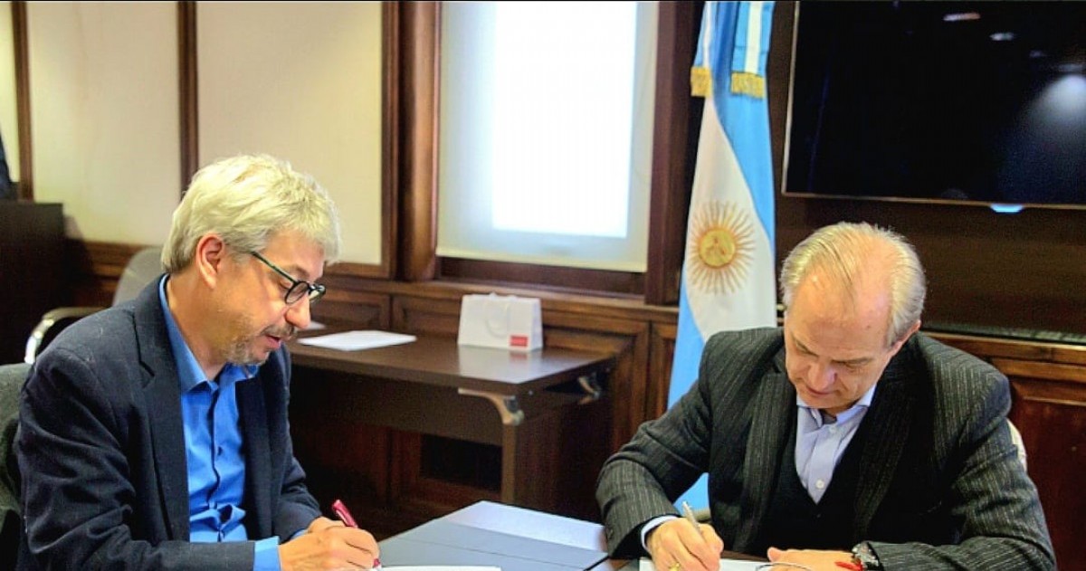 La imputación alcanza a Gustavo Araya Ramírez, director General de Informática y Tecnología, y a José Luis Branca.