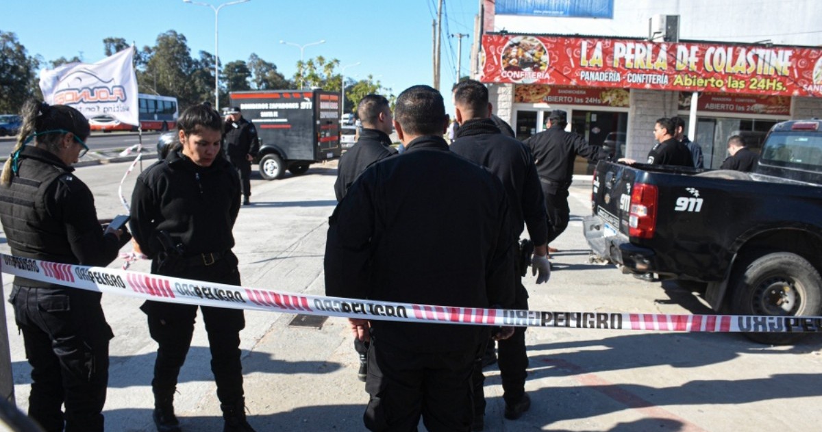 El hecho ocurrió en las primeras horas de la tarde en la playa de estacionamiento de una panadería en la que se había detenido el transporte, ubicada en la colectora de la ruta provincial 1, en el barrio Colastiné Norte de Santa Fe.