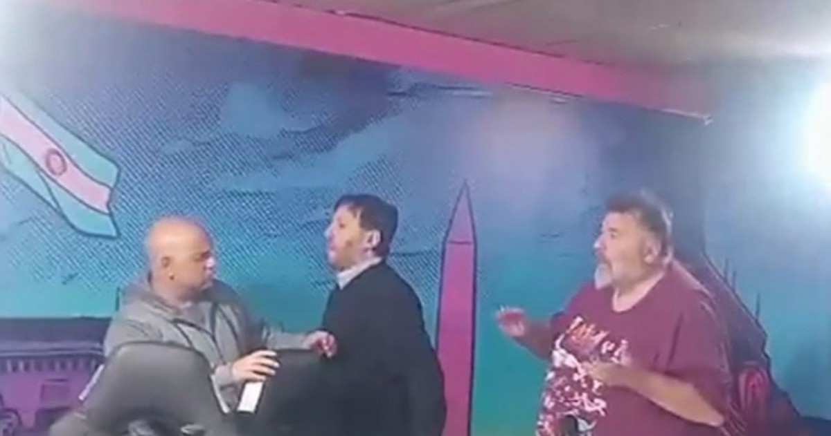 Mario Casalongue buscó mantener el orden frente al cruce.
