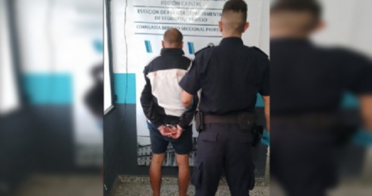 De acuerdo a una fuente policial, la madre de la víctima, una joven de 23 años, se encontraba a pocos metros de donde habría sucedido el ataque sexual, pero no pudo advertirlo.