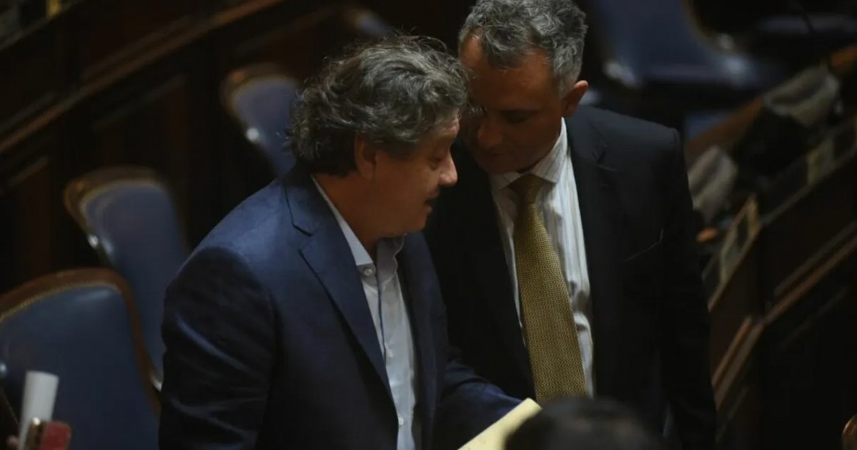 El senador bonaerense Carlos Kikuchi y el armador provincial de La Libertad Avanza (LLA), Sebastián Pareja.