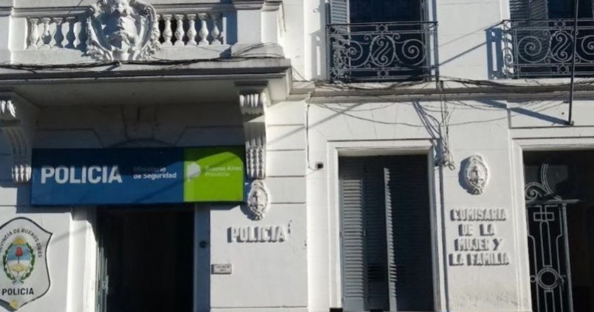 Mientras los vecinos reclaman medidas urgentes por el incremento de hurtos y arrebatos, la decisión de apartar a la comisaria Paola Enríquez del frente operativo generó indignación y denuncias de “castigo político”