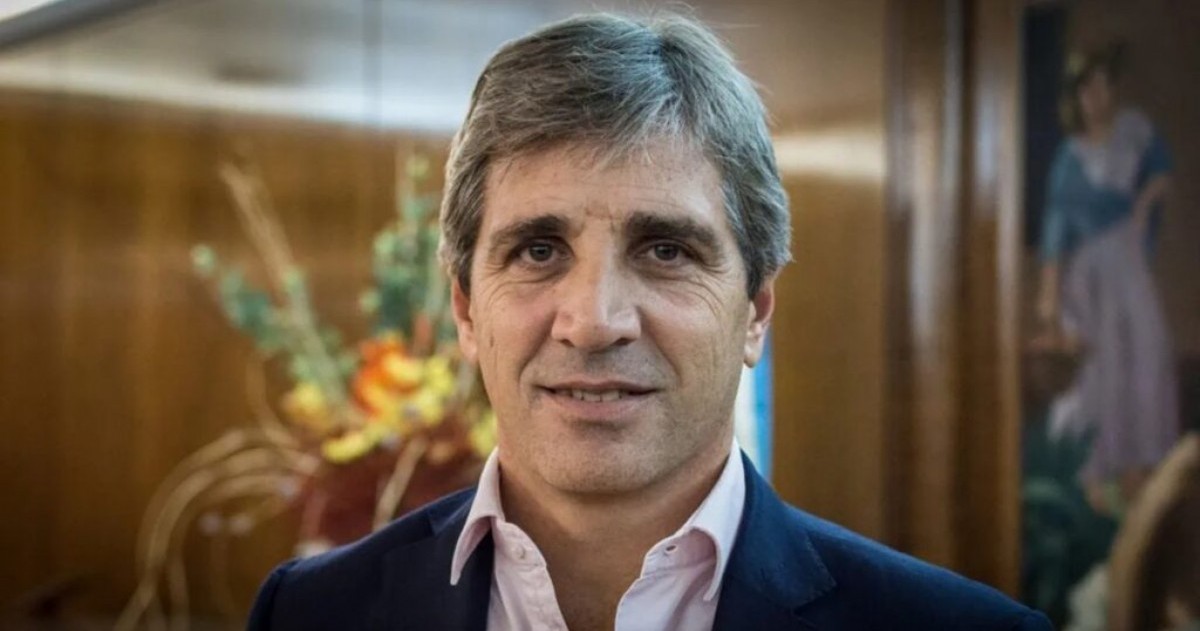 Luis Caputo, en el centro de la tormenta política y económica del oficialismo.