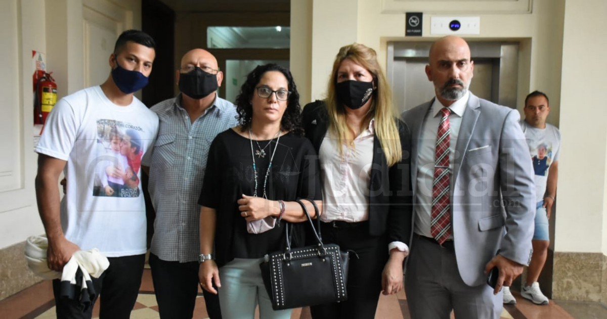Los abogados Matías Pietra Sanz y Andrea Reynoso representan a la acusación privada, es decir, a Roxana Alegre, abuela de Mía, y al padre biológico. (Agencia XFoto)