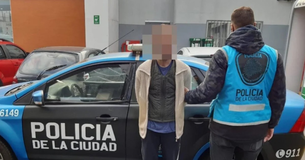 La Justicia de la Ciudad de Buenos Aires condenó tras un juicio abreviado al conductor de un auto que destrozó este lunes con una barra de metal el parabrisas de un colectivo de la línea 109 en el barrio porteño de Recoleta.