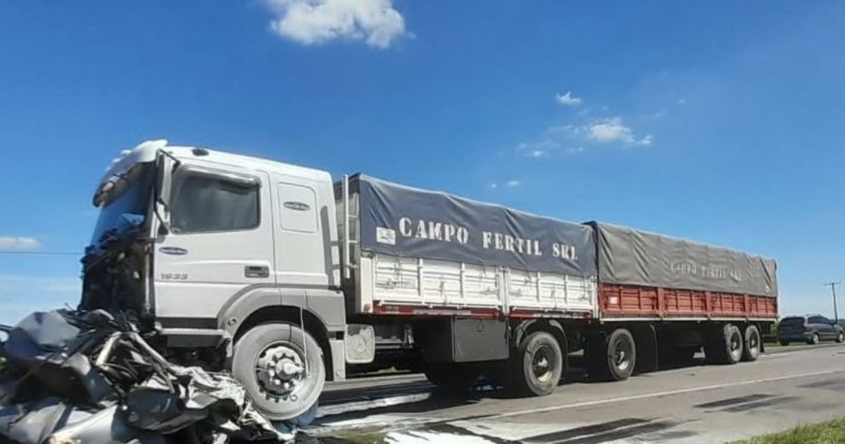 En otro choque frontal, un joven de 20 años de la localidad de Vedia perdió la vida en la ruta 226 al kilómetro 250 en un accidente entre un camión y una camioneta, informaron fuentes policiales.