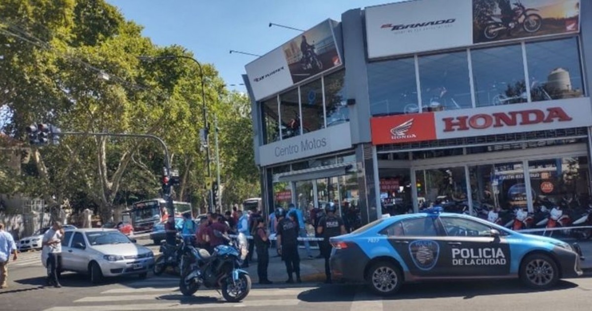 Según las fuentes, en el lugar fue detenido el presunto tirador, identificado como Sebastián Bargas Orellana (26), quien presta servicio en la Sección Despliegue Barrial I de la PFA, estaba vestido de civil y cargaba un bolso.