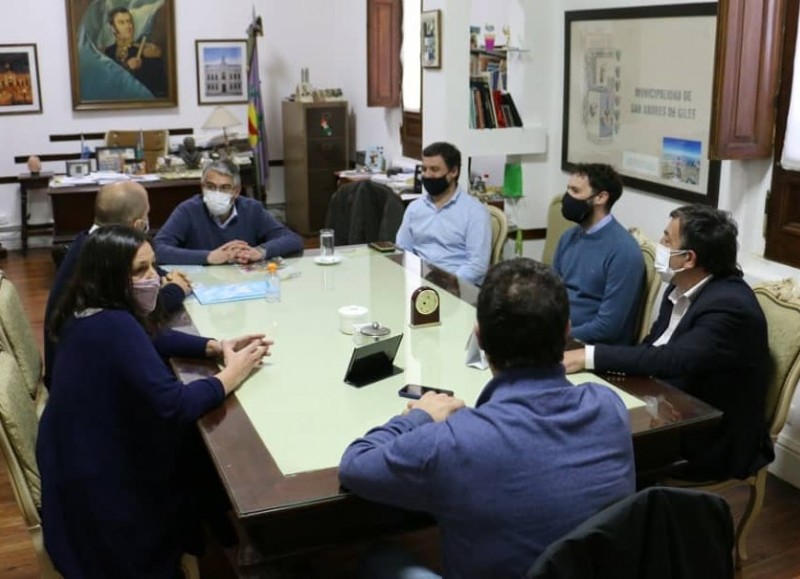 Reunión encabezada por el intendente Puglelli.