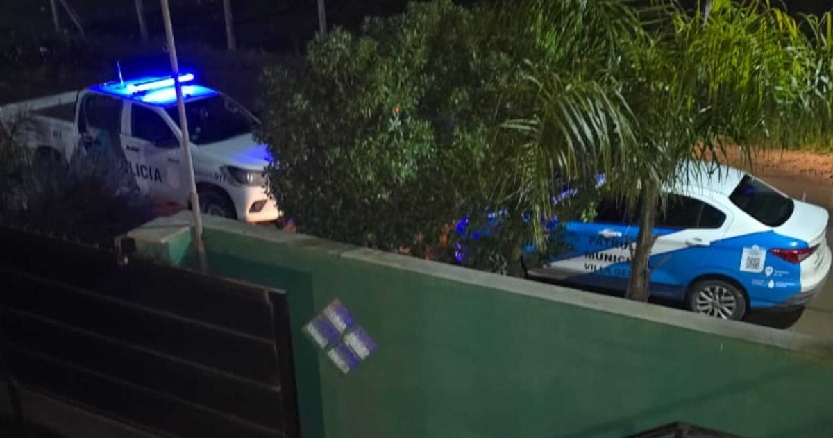 La Policía de la provincia de Buenos Aires afuera de la vivienda de Julio Kuchinsky en Villa Gesell.