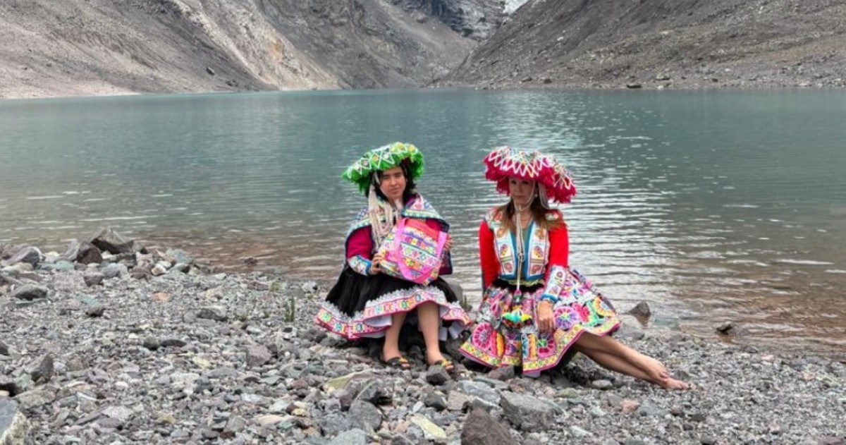 Neni Gibelli y Danna Pauccar Santos posaron en el Nevado Auzangate bajo la dirección artística de KawsayPacha Experience.