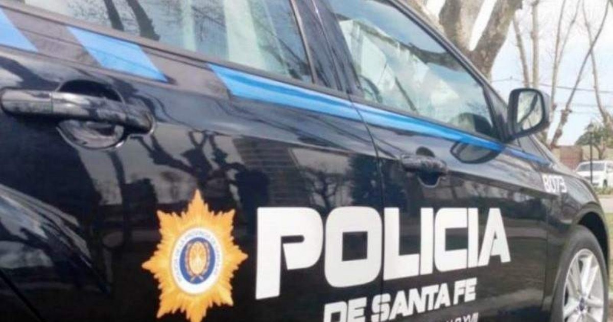 Un joven fue asesinado a balazos y otras cinco personas, entre ellas un niño, sufrieron heridas al quedar en medio de un tiroteo en la ciudad santafesina de Rosario, informaron este domingo fuentes judiciales.