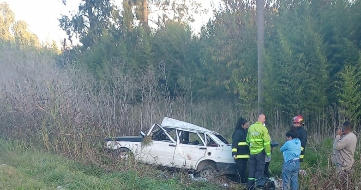 Un nene de 8 años murió en un accidente de tránsito en La Plata y sus padres resultaron lesionados e internados al volcar el auto en el que se movilizaban por la localidad de Colonia Urquiza, informaron fuentes policiales.