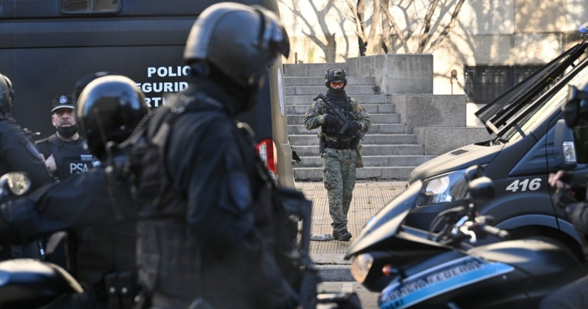 Un cabo de la Policía Federal Argentina (PFA) fue condenado a cuatro años de prisión por el crimen de Leandro Duarte, un joven asesinado de dos balazos por la espalda en octubre de 2017 en una vivienda del partido bonaerense de Lanús.