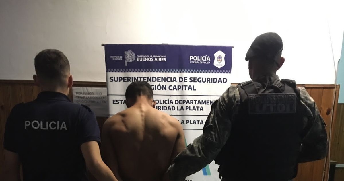 Un hombre, de 25 años y que amenazó a la policía con un machete para evitar ser detenido, fue aprehendido tras un operativo en Tolosa, informaron fuentes policiales.