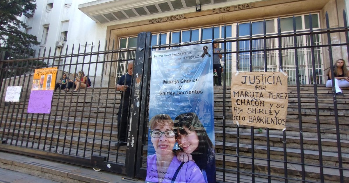 En la escalinata del Fuero Penal pidieron justicia con un banner con la cara de las víctimas.