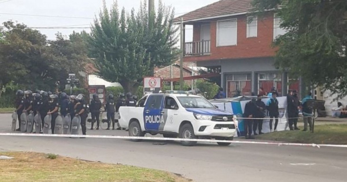 La gente comenzó a arrojar piedras y otros elementos contra los móviles policiales.