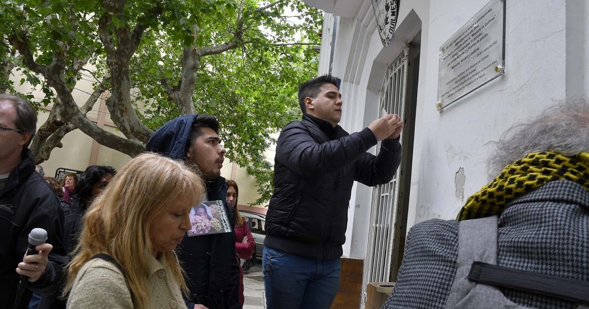 Familiares y allegados a los adolescentes inauguraron un Cartel de Señalización de Violencia Institucional en la Plaza Hipólito Yrigoyen, en calle Alsina, entre Yrigoyen y Gaboto.