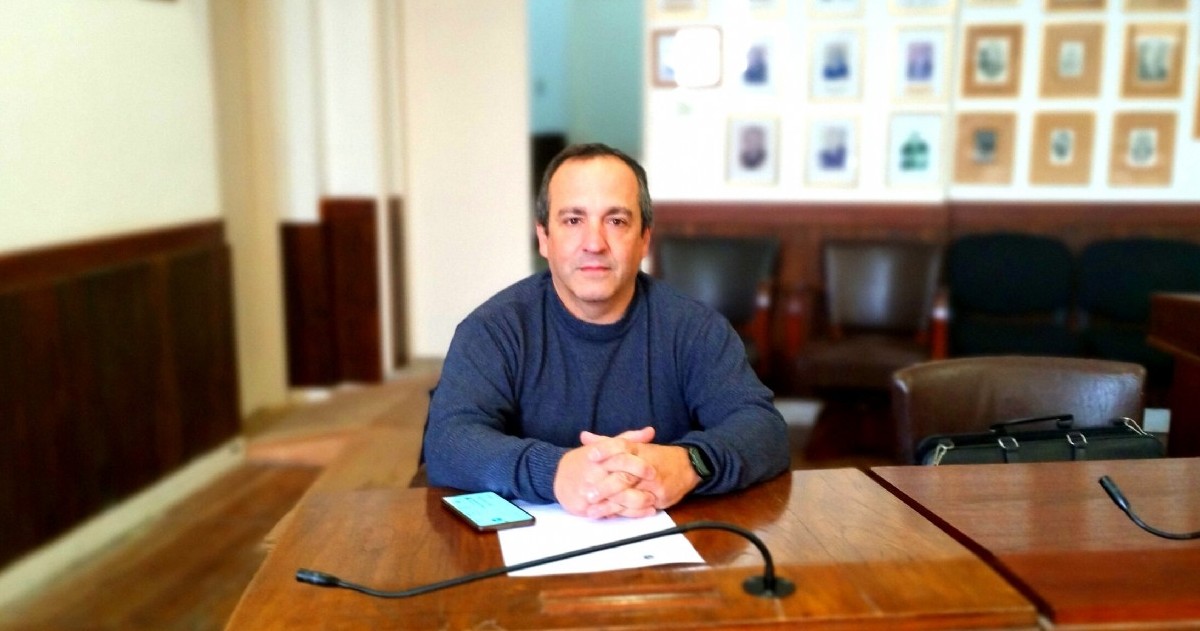 La biografía de Cristian Prada muestra contradicciones que incomodan en Mar Chiquita.