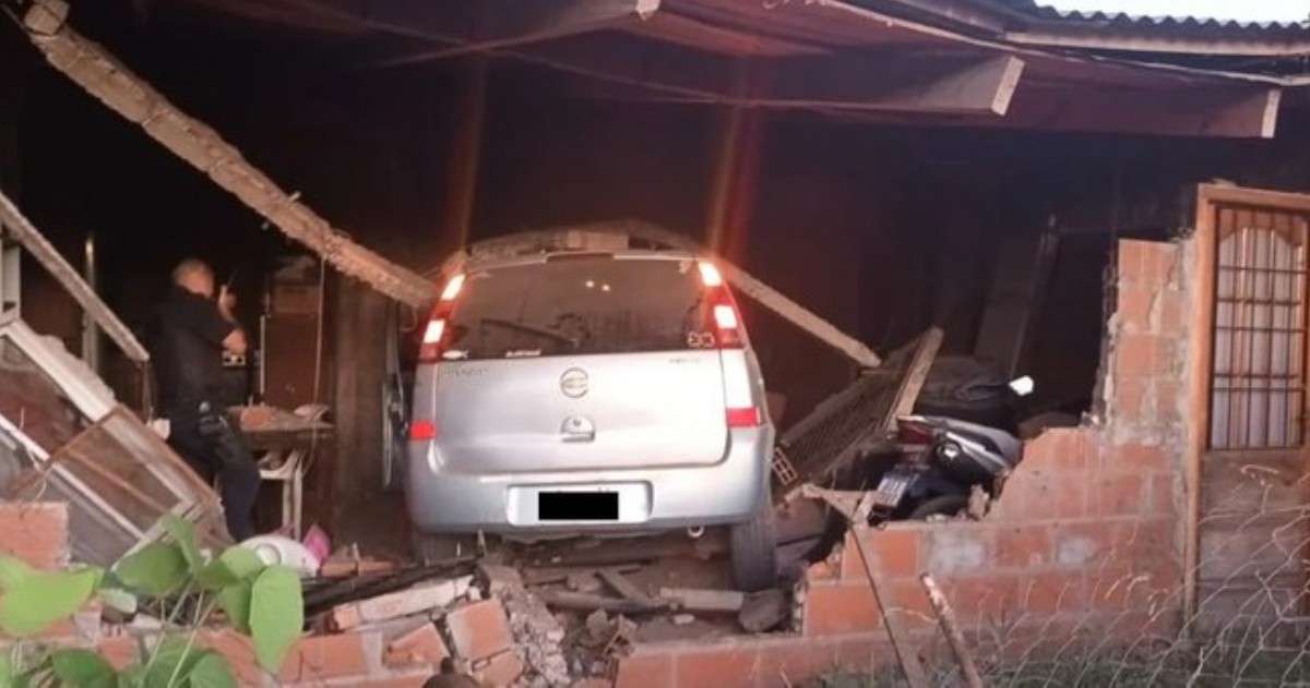 El conductor, de 42 años, intentó escapar, los vecinos lograron detenerlo a unas 15 cuadras de la casa donde incrustó su coche.
