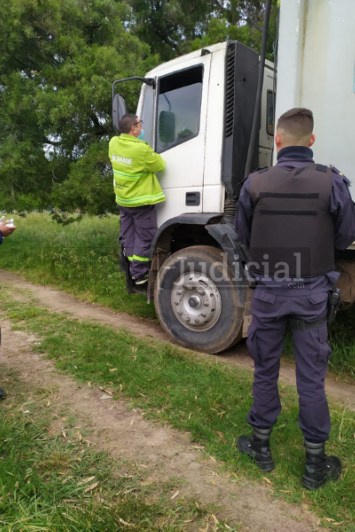 Fue atrapado en el camión municipal.