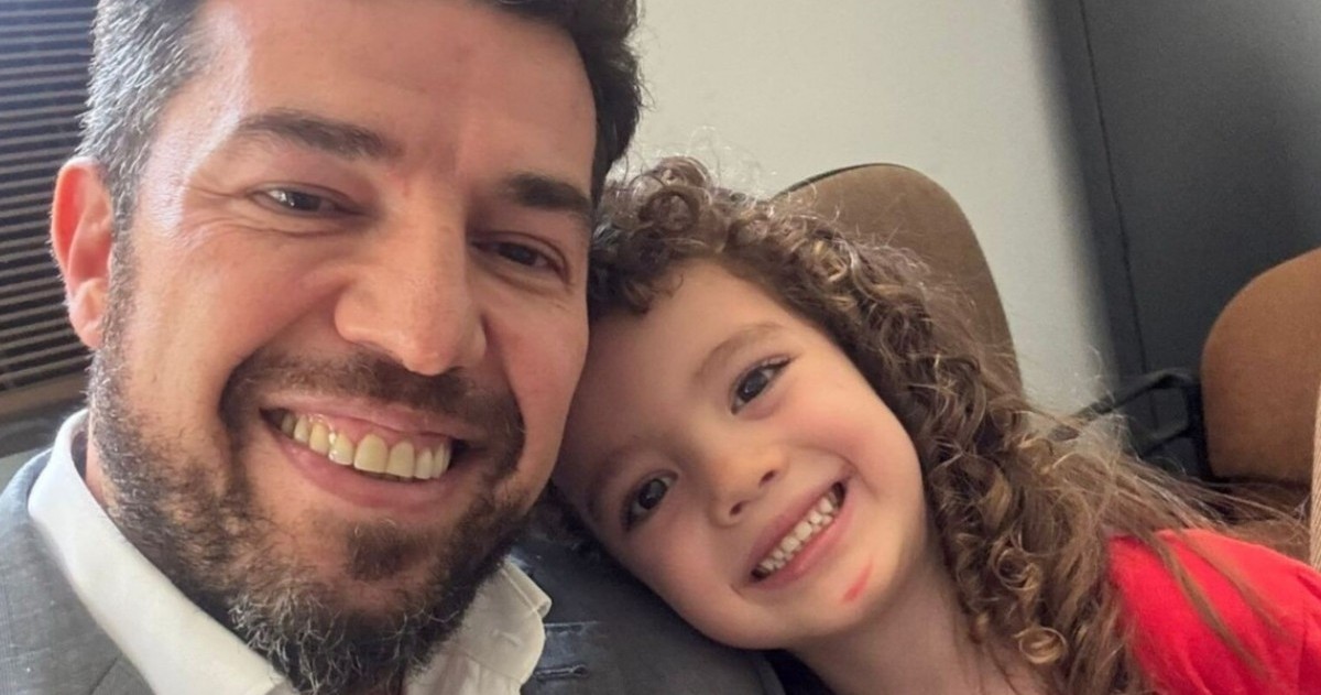 Claude Staicos y su hijo Milo muy felices y en paz.