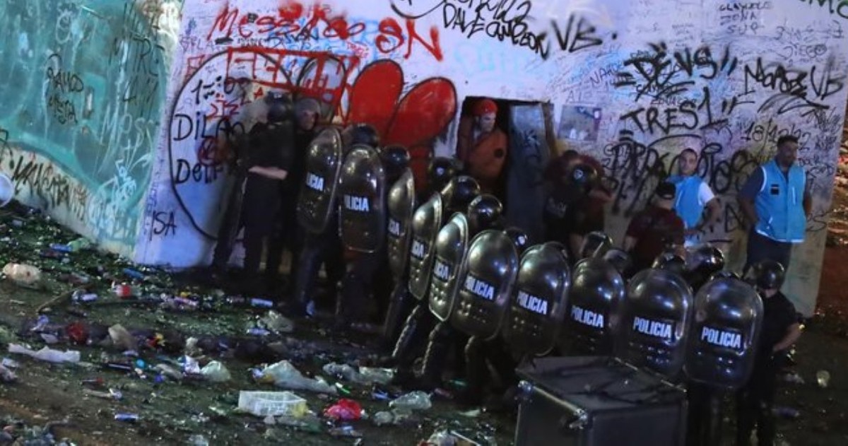 Se ordenó el desalojo de las inmediaciones al Obelisco y la zona céntrica de la Ciudad de Buenos Aires, en donde fueron aprehendidas 10 personas más.