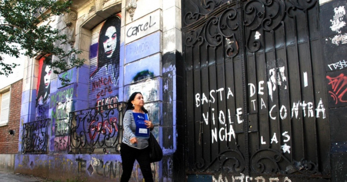 La casona en la que Ricardo Barreda asesinó a sus hijas, su esposa y su suegra en 1992 en la ciudad de La Plata, volvió a ser abierta para retirar dos autos que permanecían todavía en el lugar.