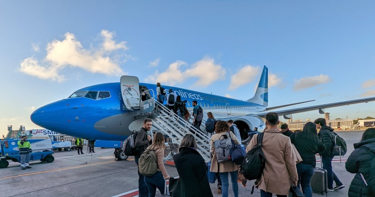 Las autoridades investigan un vínculo que la mujer tuvo con uno de los pasajeros que iba en ese avión, que fue demorado y partió siete horas más tarde de lo programado.