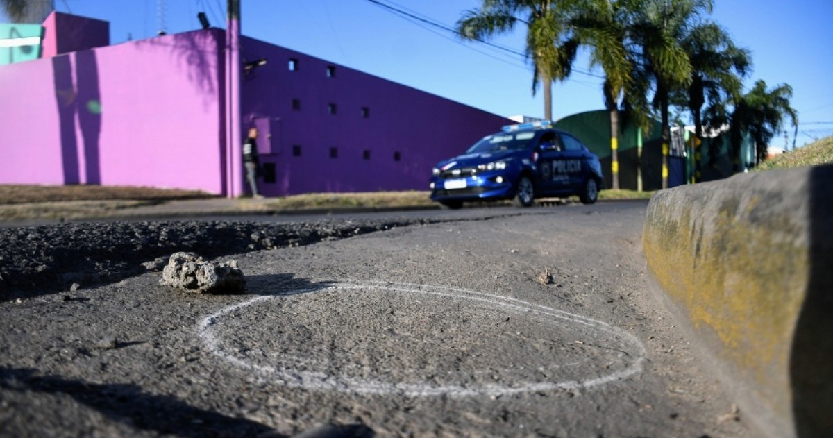 Un joven de 28 años fue asesinado a balazos cuando circulaba a bordo de una camioneta y desde una moto abrieron fuego en su contra, informaron fuentes policiales y judiciales.