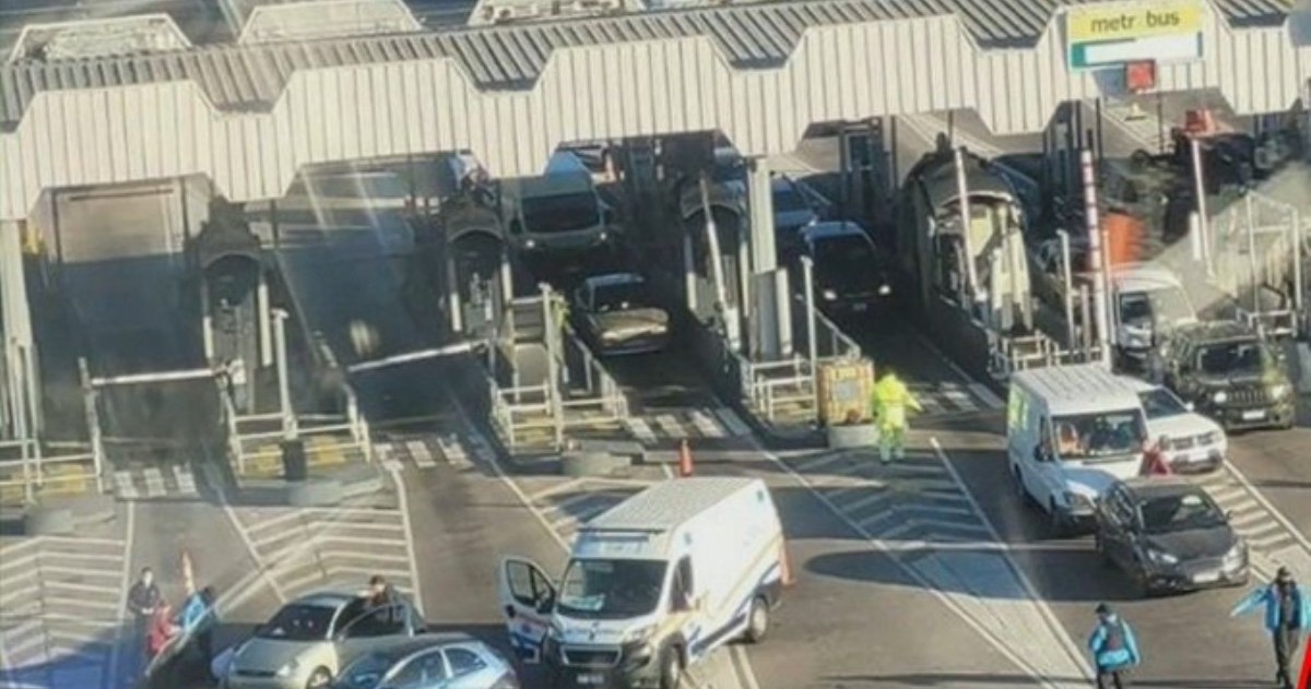 El incidente se produjo poco después de las 9 en la zona de cabinas del peaje troncal de la autopista Perito Moreno, mano al Rio de la Plata.