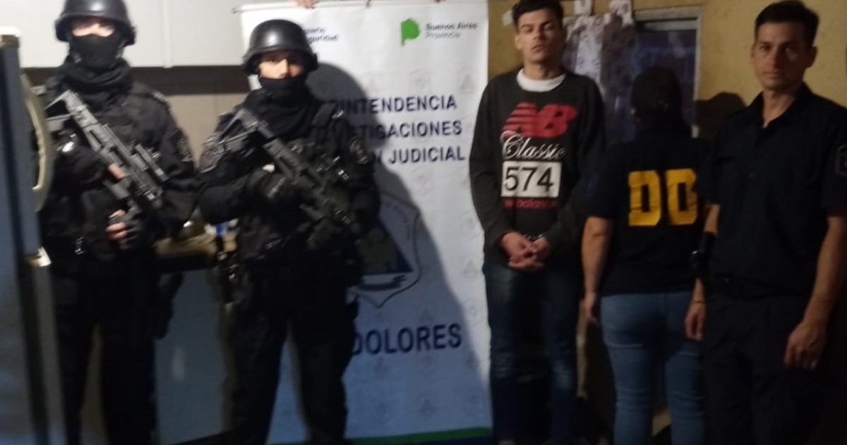 Había once envoltorios de marihuana con un guarismo de 665 gramos y dos frascos de flores de marihuana con un guarismo de 100 gramos.