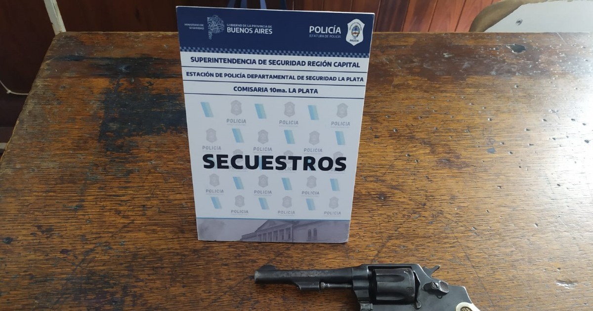 Los efectivos procedieron al arresto del ladrón y al secuestro del revólver.