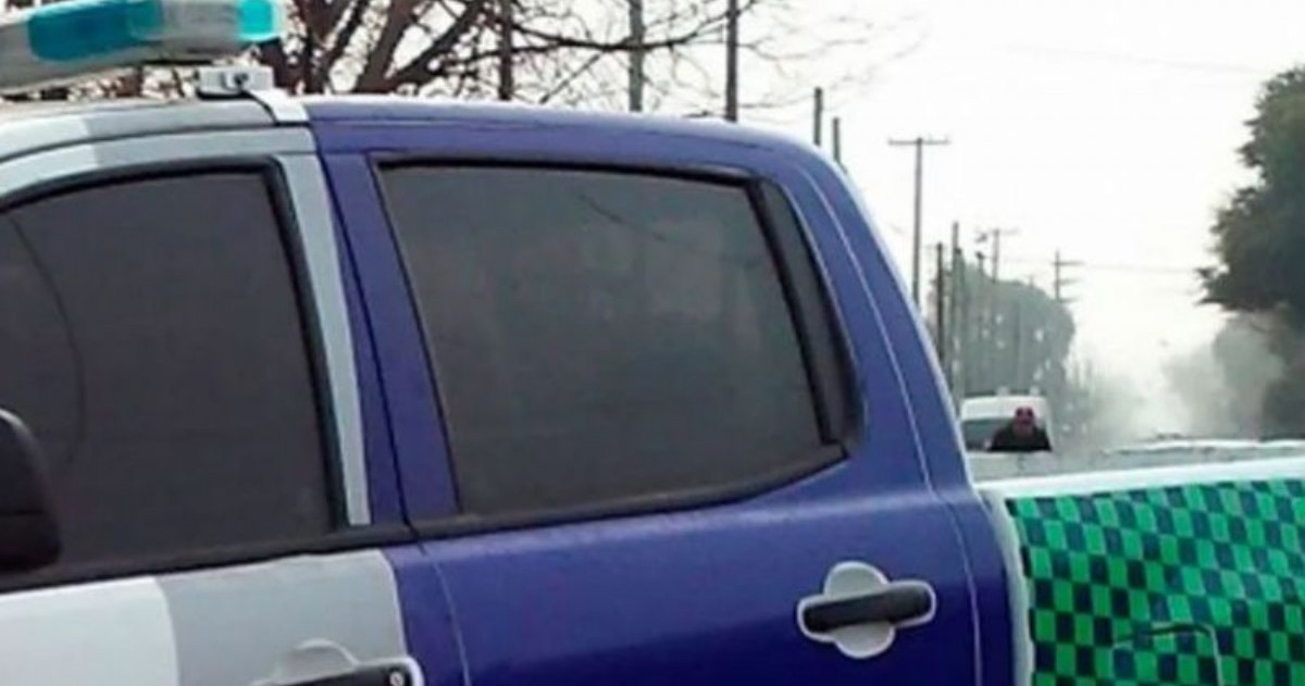 Este individuo vestía una remera con identificación policial, pero al corroborar sus datos, quedó claro que no pertenecía a ninguna fuerza de seguridad. Adicionalmente, el auto tenía pedido de secuestro por robo.