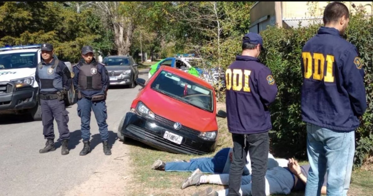 Los arrestos se produjeron poco después de las 10, cuando personal de la DDI local patrullaba las calles platenses.