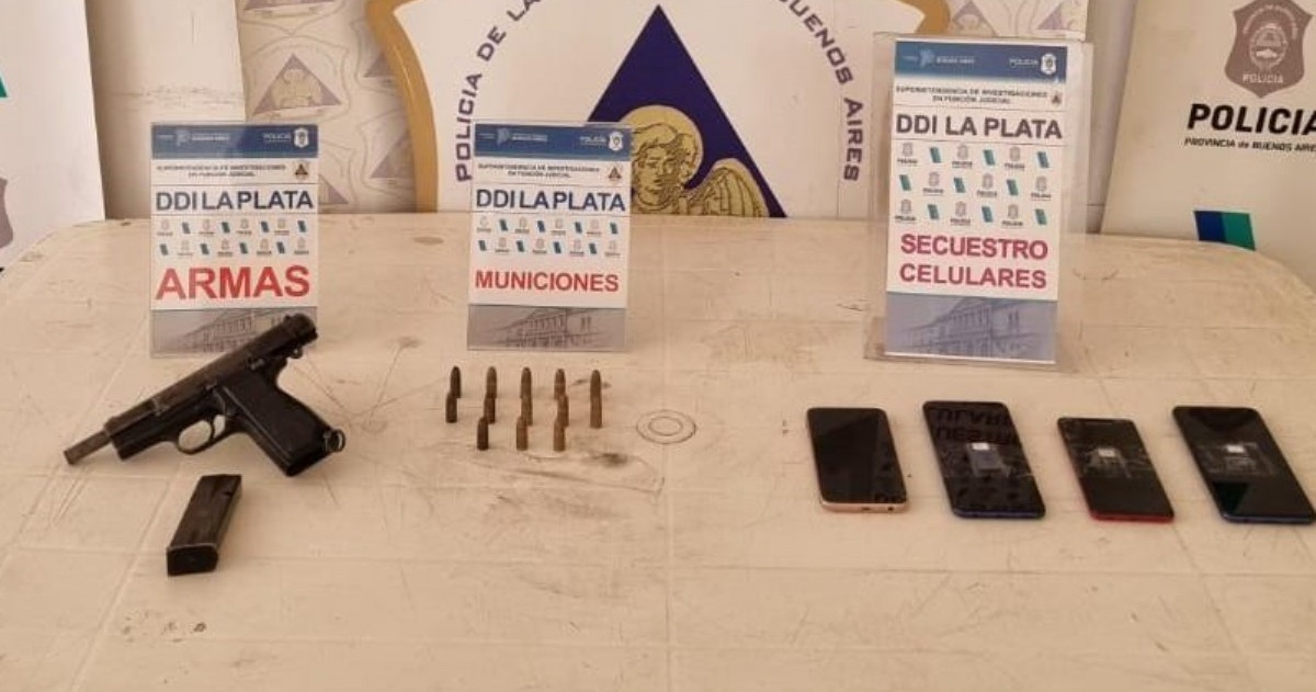 Se les secuestró una pistola 9 milímetros.