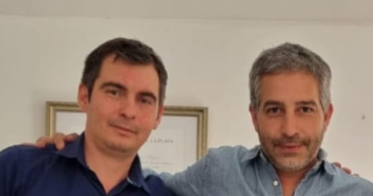Néstor junto a su abogado, Lautaro Slpizer.