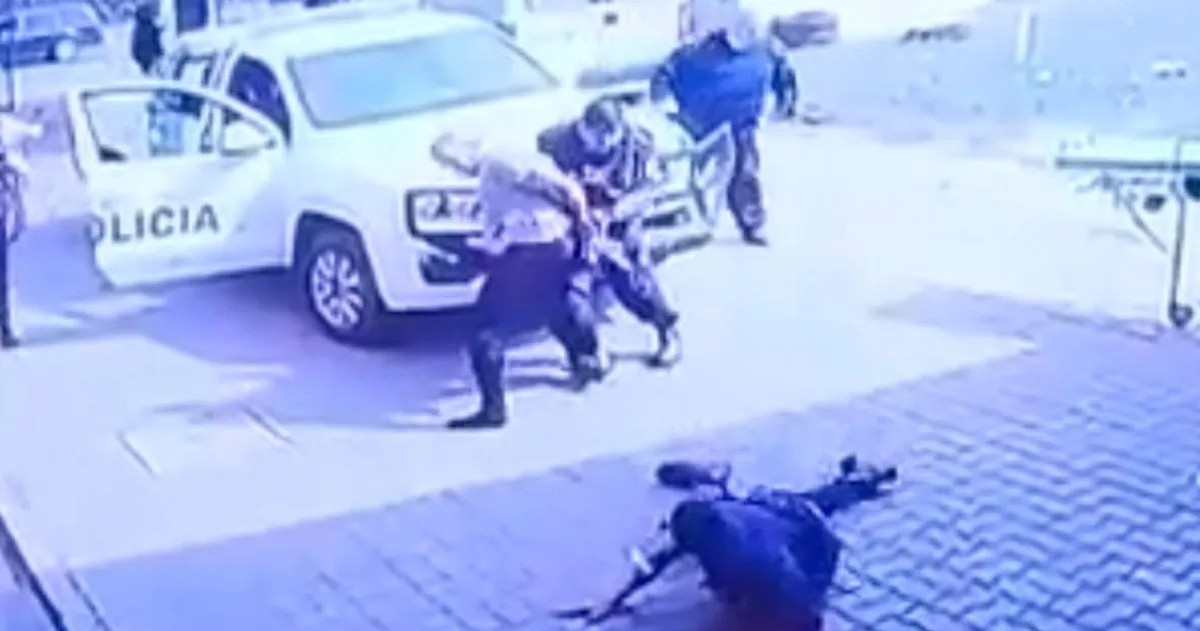 El detenido forcejeó con el uniformado, le sacó su arma reglamentaria y le efectuó tres disparos, informaron fuentes judiciales y policiales.
