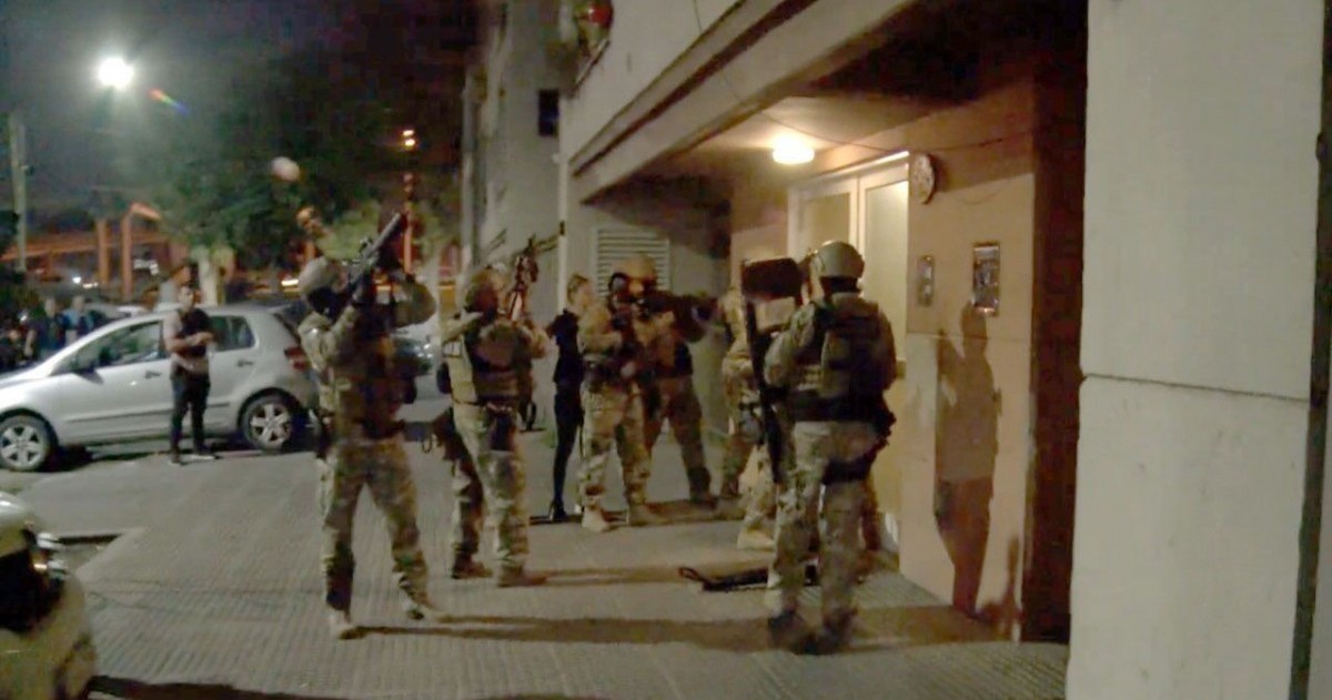 Los detenidos son dos hombres de 25 y 23 años que fueron aprehendidos en una casa de Ciudad Evita, en el partido bonaerense de La Matanza.