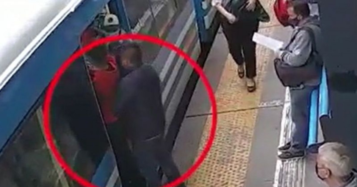 Un vocero de Trenes Argentinos explicó que al momento de revisar las pertenencias de los demorados incautaron uno de los celulares robados.

