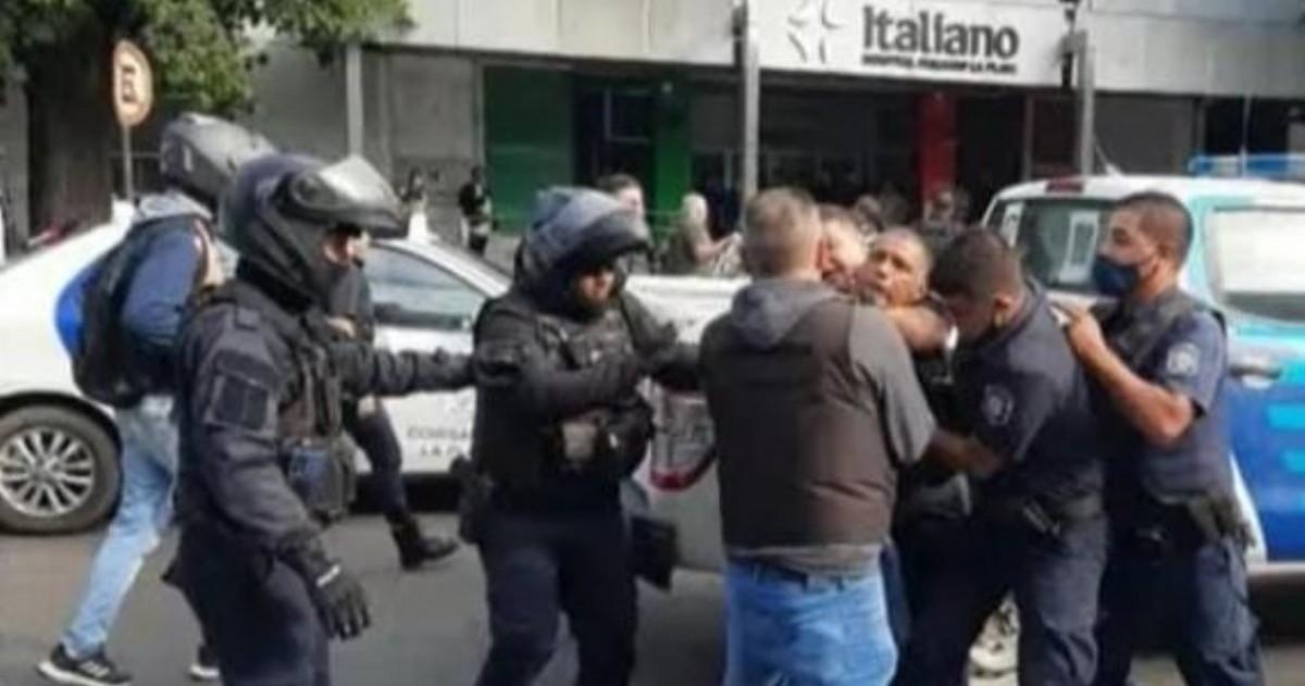 El exgremialista y sus hijos quedaron aprehendidos en la Comisaría Cuarta. Habían sido agredidos por militantes de la interna de la Uocra.