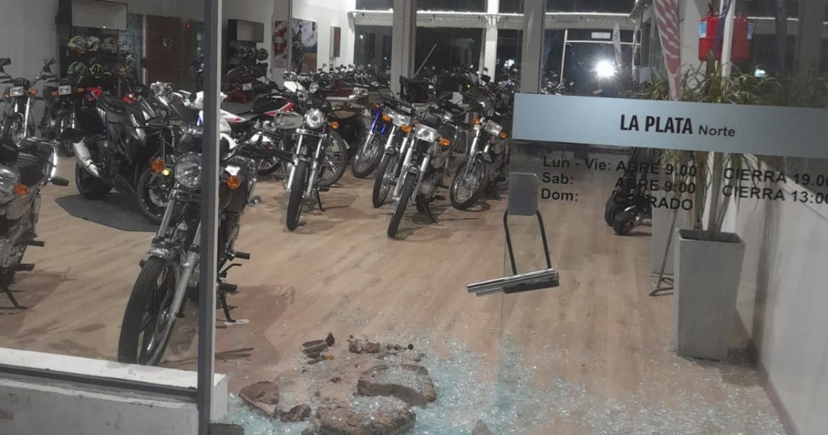 Según se supo, las autoridades recibiron una alerta sobre un robo en la agencia de venta de motos Benelli, ubicada en calle 13 y 526.