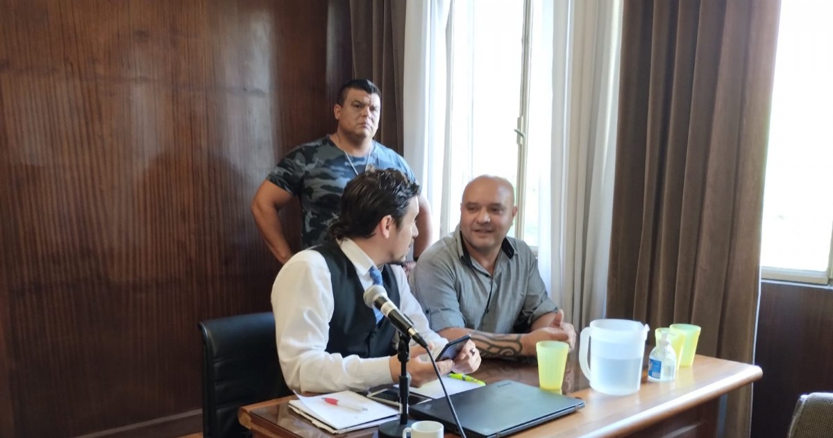 Hugo Hidalgo, el acusado, y su abogado defensor, Lucas Bianco. (Foto: Causa Judicial)